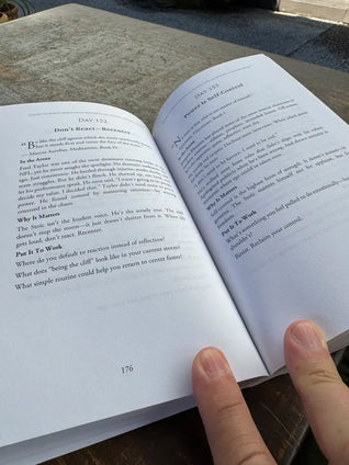 Stoicism: 365 Daily Lessons for Resilience and Motivation